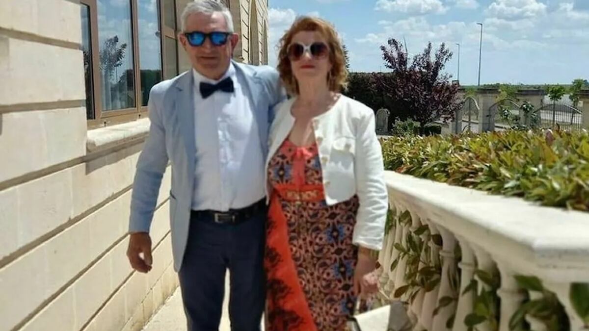 Dà fuoco alla moglie e la soffoca. Lei prima di morire lo denuncia