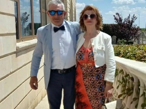 Dà fuoco alla moglie e la soffoca. Lei prima di morire lo denuncia