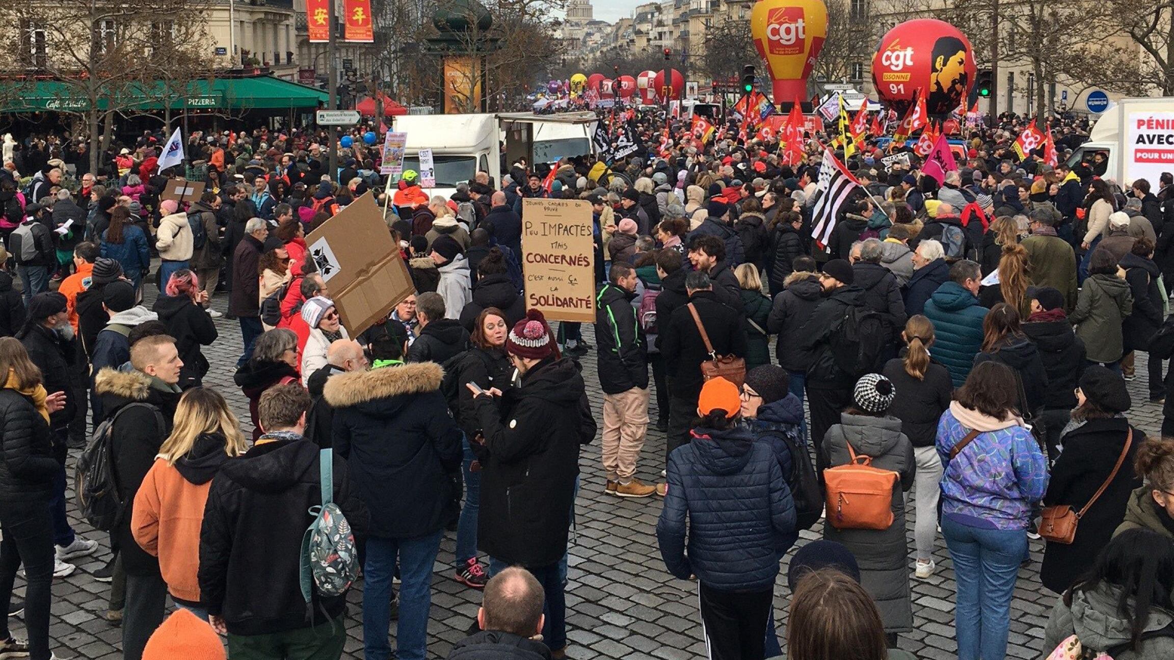 Parigi, sciopero e scontri per la riforma di Macron