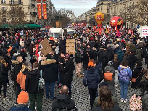 Parigi, sciopero e scontri per la riforma di Macron