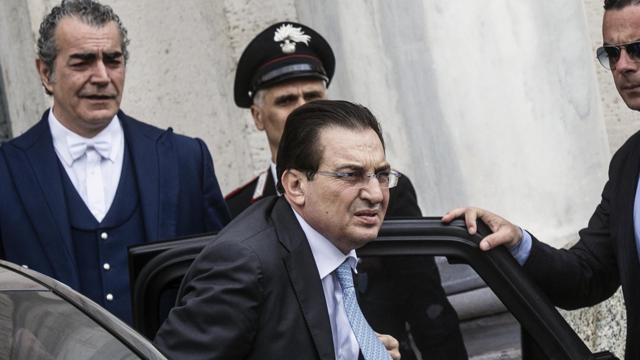 Crocetta costretto a cedere: via l'auto blu ferma in garage