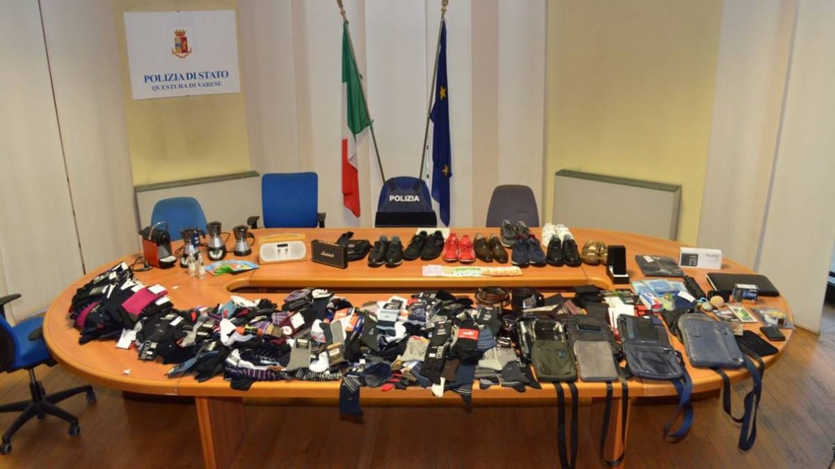 Ruba un paio di scarpe, in casa del ladro la polizia scopre un bazar