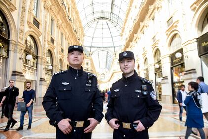 I poliziotti cinesi pattugliano Milano 1