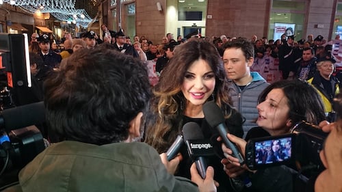 Alba Parietti intervistata fuori dal teatro Ariston