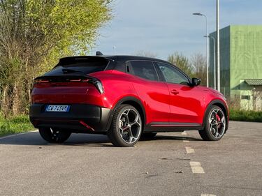 Alfa Romeo Junior Veloce: la gallery del crossover sportivo elettrico da 280 CV 10
