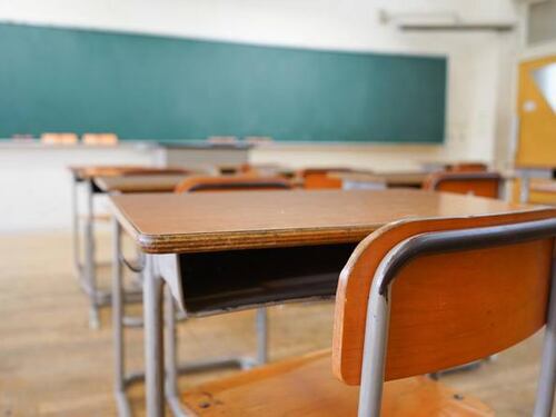Violenza a scuola, bullo rimproverato pesta a sangue l’insegnante