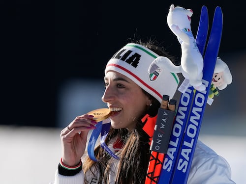 Vittozzi scia, spara e sorride. È il primo oro del biathlon