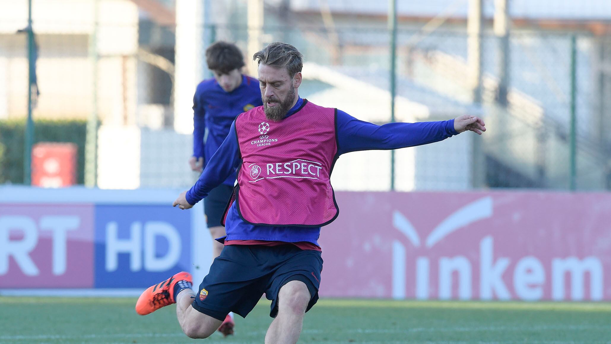De Rossi e la carica dei veterani nella Roma all'assalto dei Reds