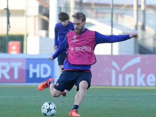 De Rossi e la carica dei veterani nella Roma all'assalto dei Reds