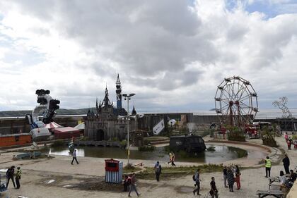Benvenuti a Dismaland, il tetro parco giochi di Banksy 12