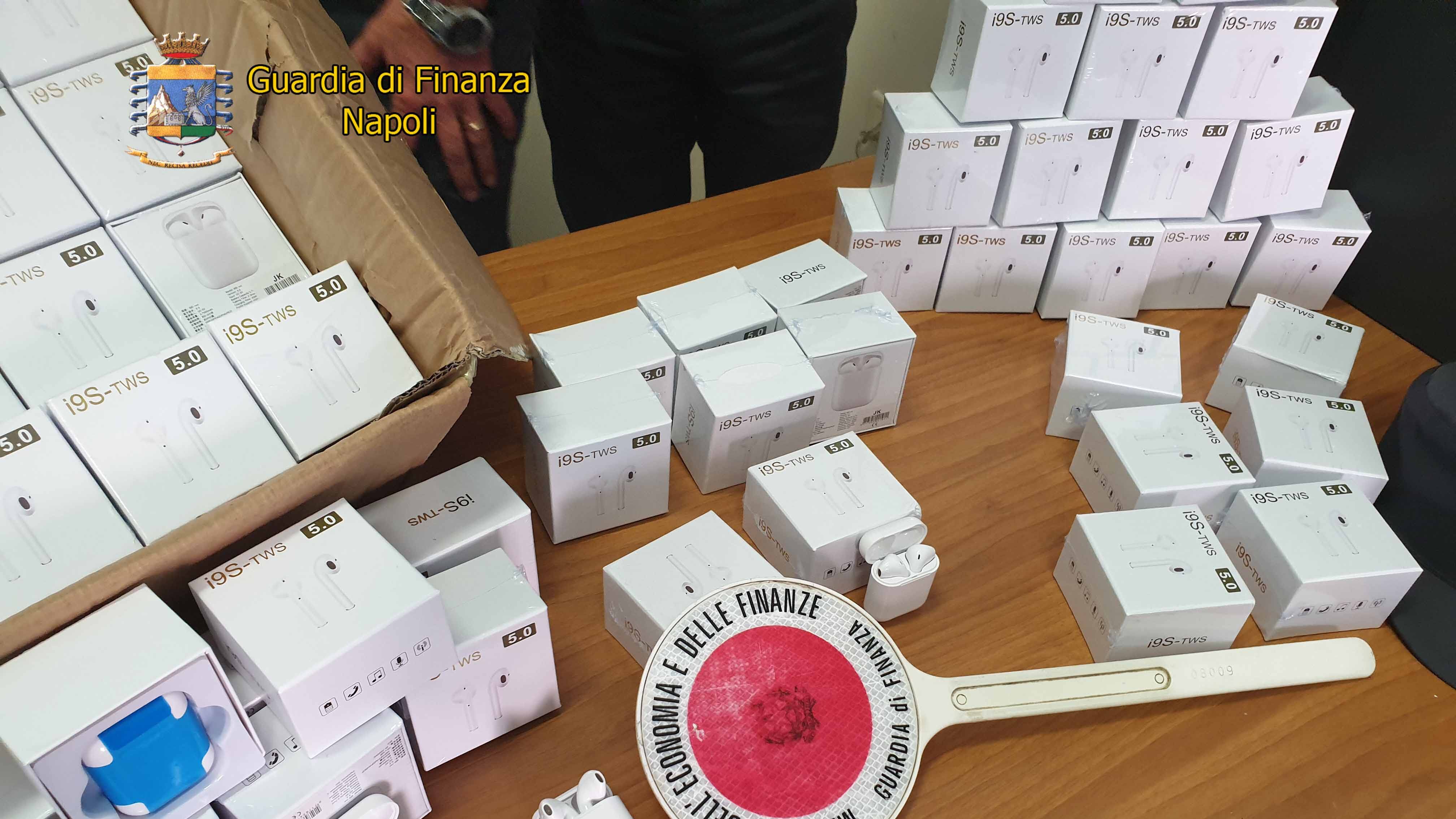 Cuffiette contraffatte, scatta il maxisequestro