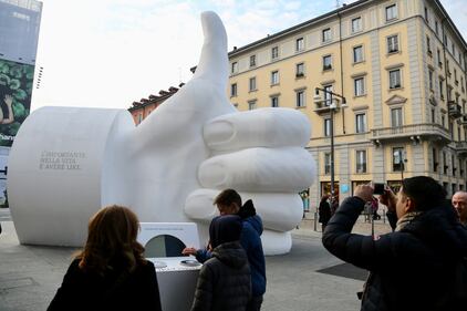 E a Milano spunta un "Like" gigante 7