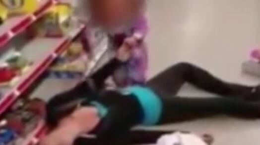 La madre va in overdose, la figlia di 2 anni cerca di rianimarla