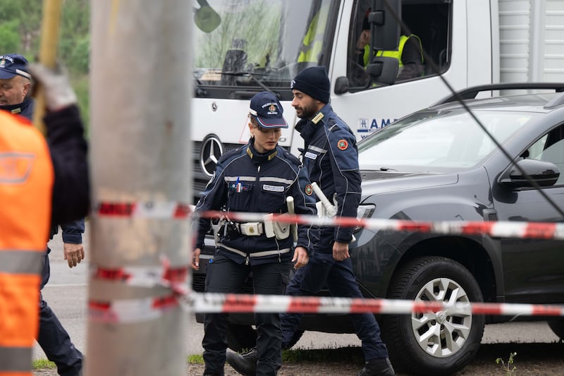 Milano, principio di incendio sul tram 27: le immagini 8