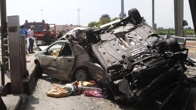Ravenna, incidente sulla A14, schianto al casello: 2 morti
