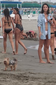 Claudia Galanti, bikini hot in spiaggia 8