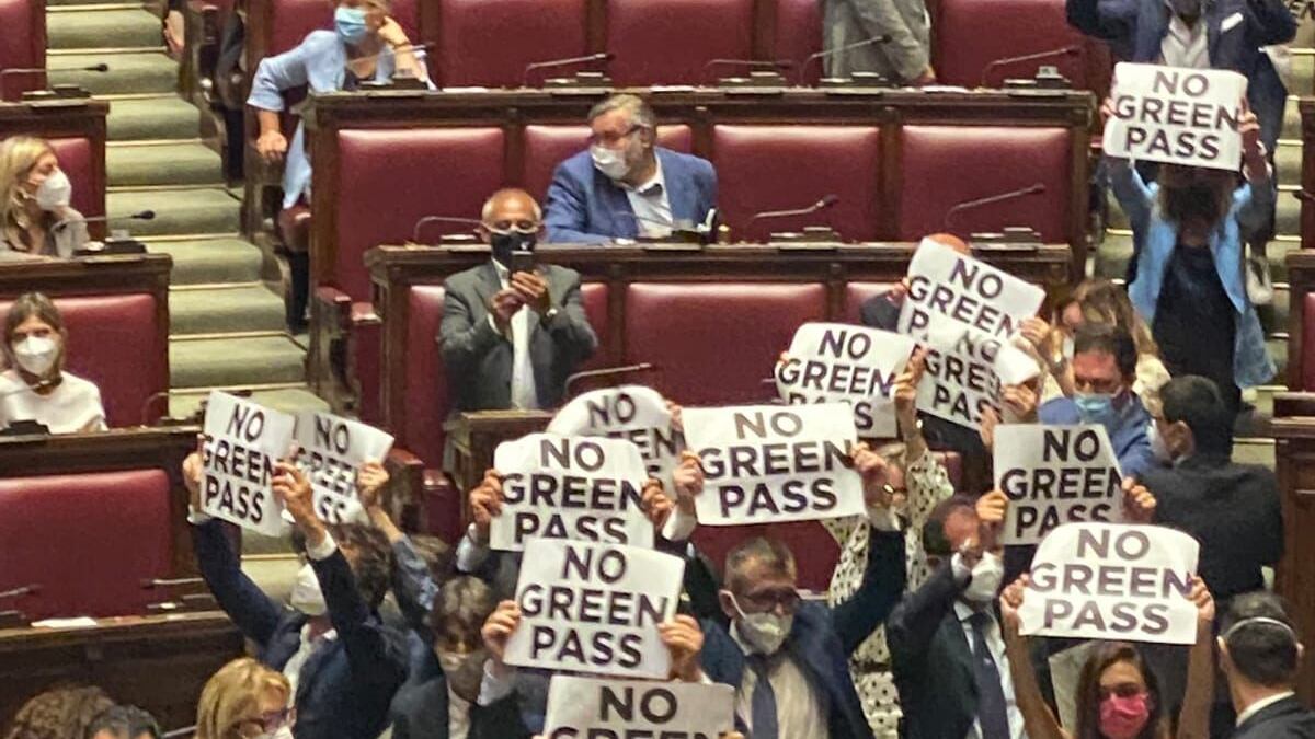 "No al Green pass": alla Camera scoppia la bagarre