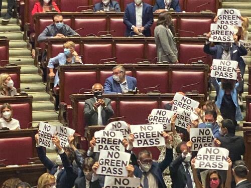 "No al Green pass": alla Camera scoppia la bagarre