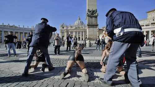 Le Femen si spogliano in Piazza San Pietro 17