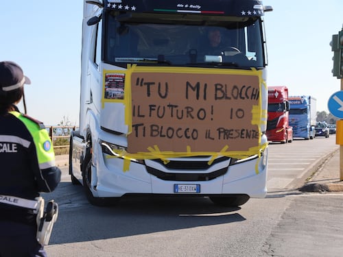 Caro carburanti, il governo sblocca 480 milioni per gli autotrasportatori. Rixi: “Basta blocchi, non possono continuare all’infinito”