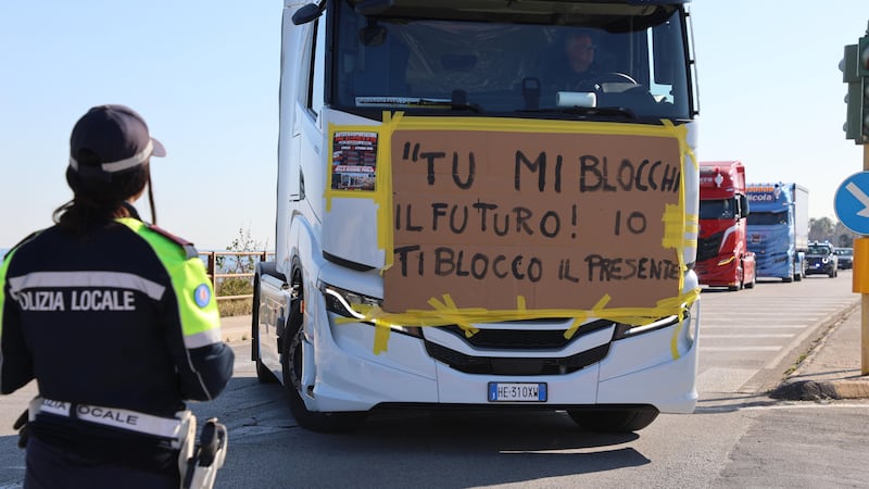 Caro carburanti, il governo sblocca 480 milioni per gli autotrasportatori. Rixi: “Basta blocchi, non possono continuare all’infinito”
