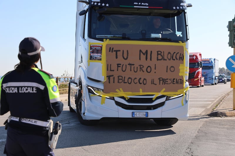 Caro carburanti, il governo sblocca 480 milioni per gli autotrasportatori. La Sicilia revoca i blocchi, in Calabria si va avanti fino al 27 ottobre