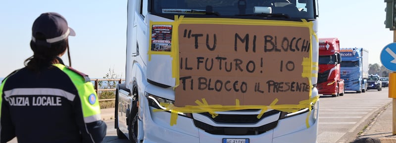 Caro gasolio, il Cdm approva il decreto: aiuti per autotrasporti, agricoltura e pesca. Meloni: “Ascoltiamo chi manifesta pacificamente e lavora”