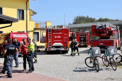 Milano, incendio in un centro di accoglienza 5