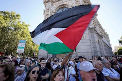 Proteste pro Palestina alla Vuelta, tensioni e cariche: ecco le immagini degli scontri di Madrid 14