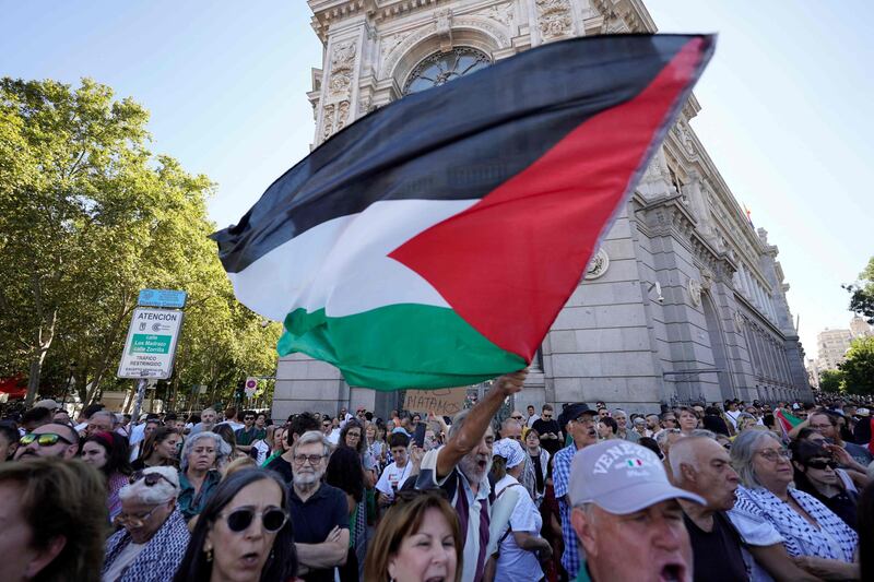 Proteste pro Palestina alla Vuelta, tensioni e cariche: ecco le immagini degli scontri di Madrid 14