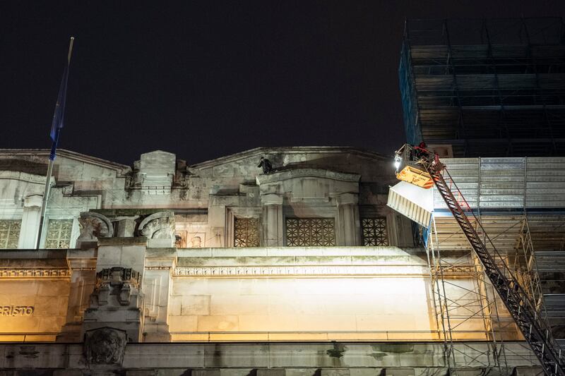 Milano, un uomo si arrampica sulla facciata della stazione Centrale 3