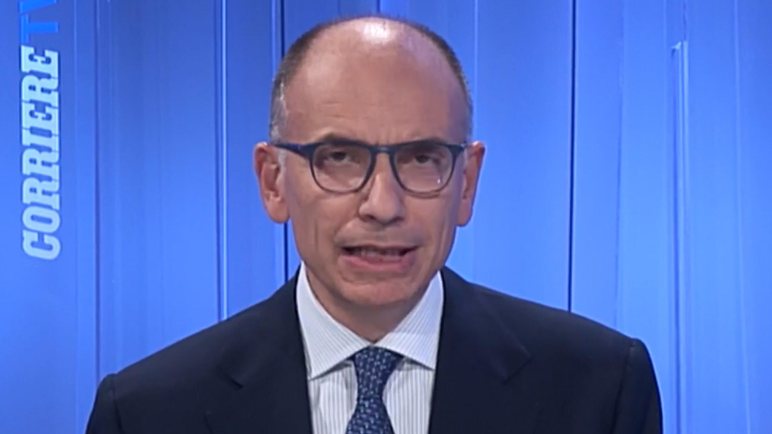"Lasciato a piedi", "Fake news". Letta travolto dall'imbarazzo sul bus elettrico