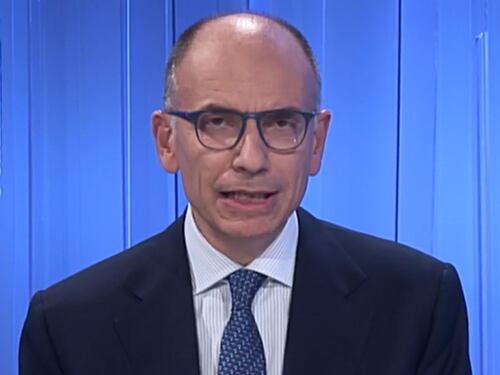 "Lasciato a piedi", "Fake news". Letta travolto dall'imbarazzo sul bus elettrico