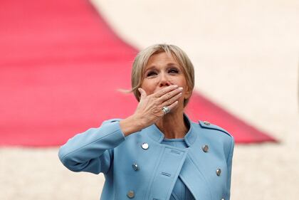 Brigitte Macron arriva all'Eliseo: ecco la nuova Prèmiere Dame 4