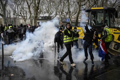 Parigi: nuove proteste in piazza per i Gilet Gialli  1
