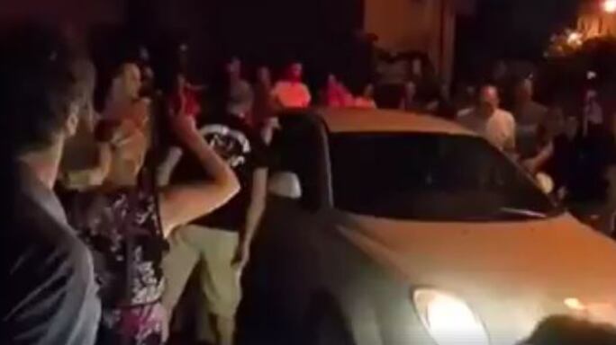 Proteste contro migranti: operatore coop investe anziana manifestante