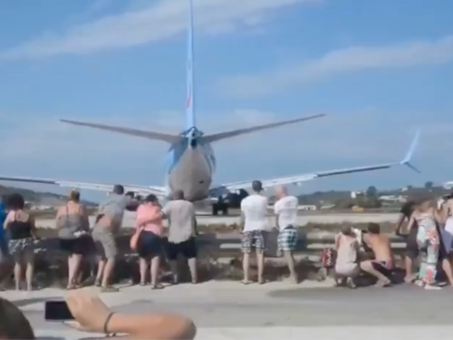 Grecia, si avvicina alla pista per sentire il “jet blast”: italiana travolta dalle turbine di un aereo