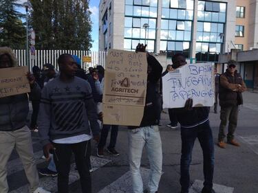 La protesta dei migranti contro l'Arci 1