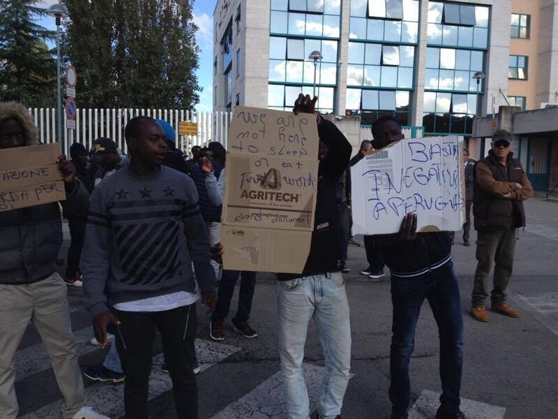 La protesta dei migranti contro l'Arci 1