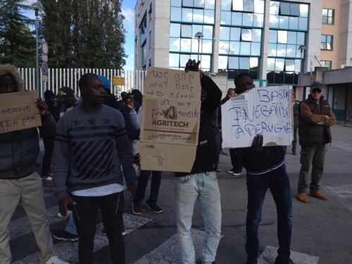La protesta dei migranti contro l'Arci