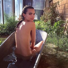 Emily Ratajkowski nuda e sexy su un cavallo: foto 37
