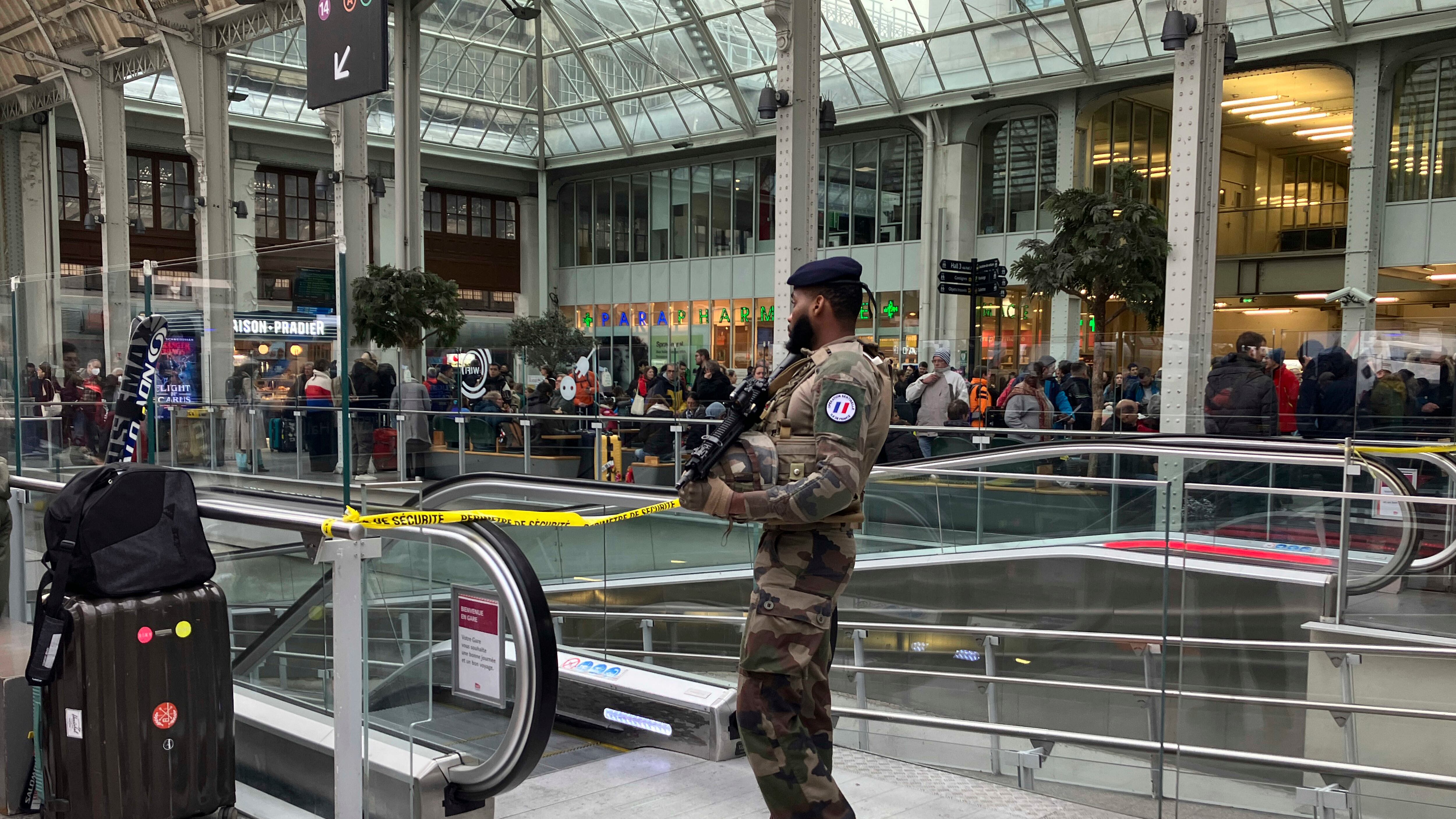 Parigi, coltellate ai passanti. L’assalitore è un immigrato del Mali con permesso italiano