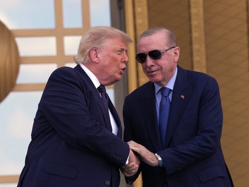 Trump contro gli alleati Nato: "Deluso. Italia, Francia e Germania ci hanno voltato le spalle". E su Meloni: "Brava persona, mi piace ma ha sbagliato"