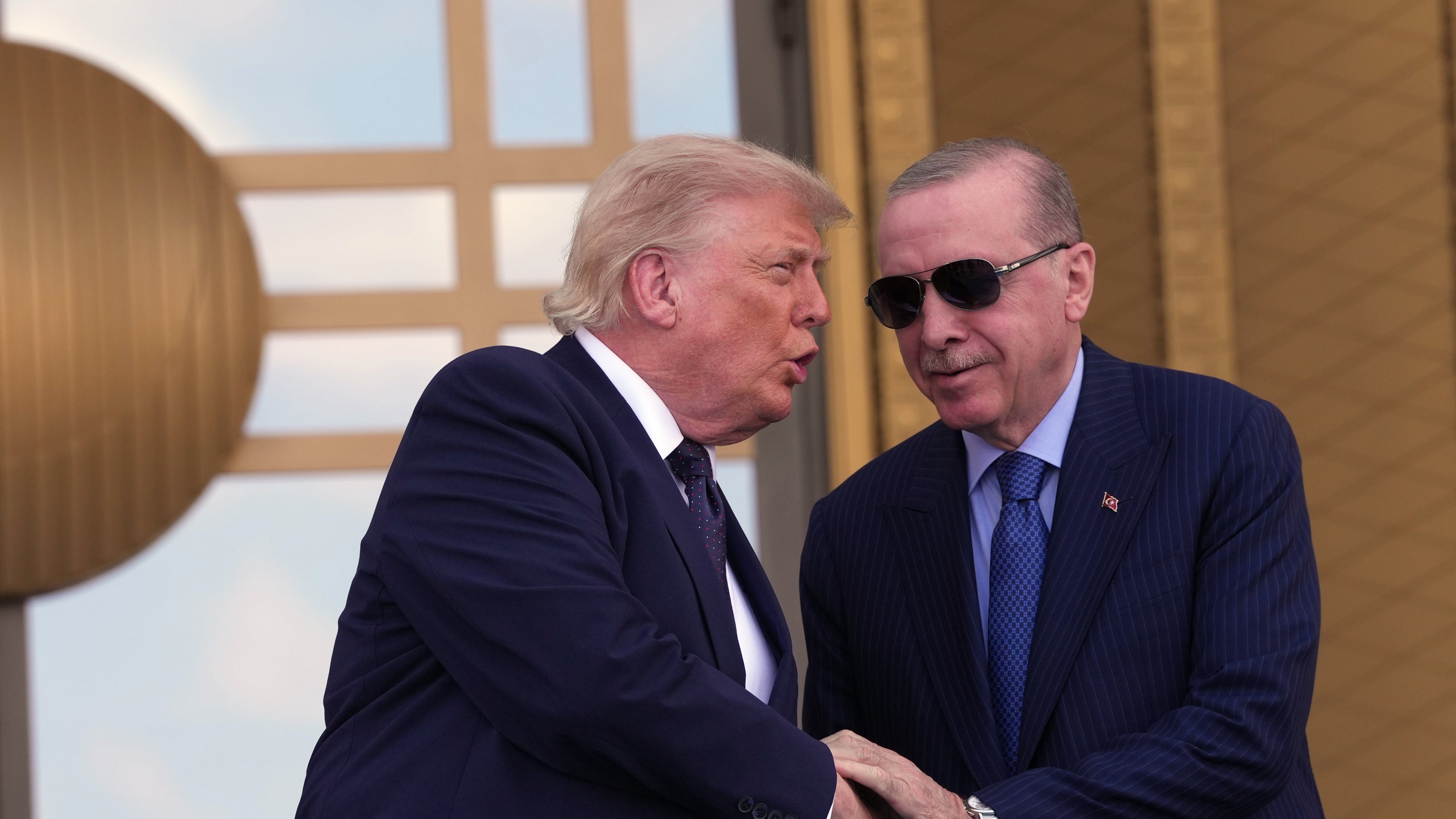 Trump contro gli alleati Nato: "Deluso. Italia, Francia e Germania ci hanno voltato le spalle". E su Meloni: "Brava persona, mi piace ma ha sbagliato"