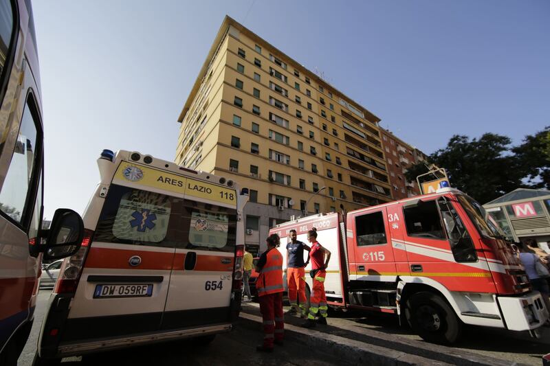 Roma, bimbo cade nel vano ascensore 8