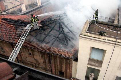Incendio devasta il tetto della Cavallerizza reale di Torino 4