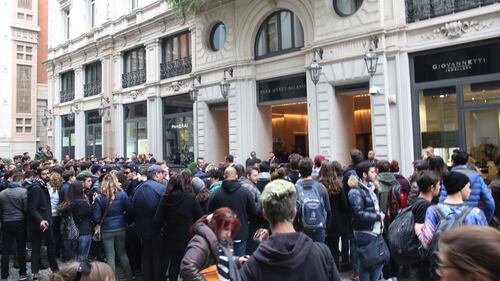 Milano, i fan di Lady Gaga davanti al Park Hyat 3