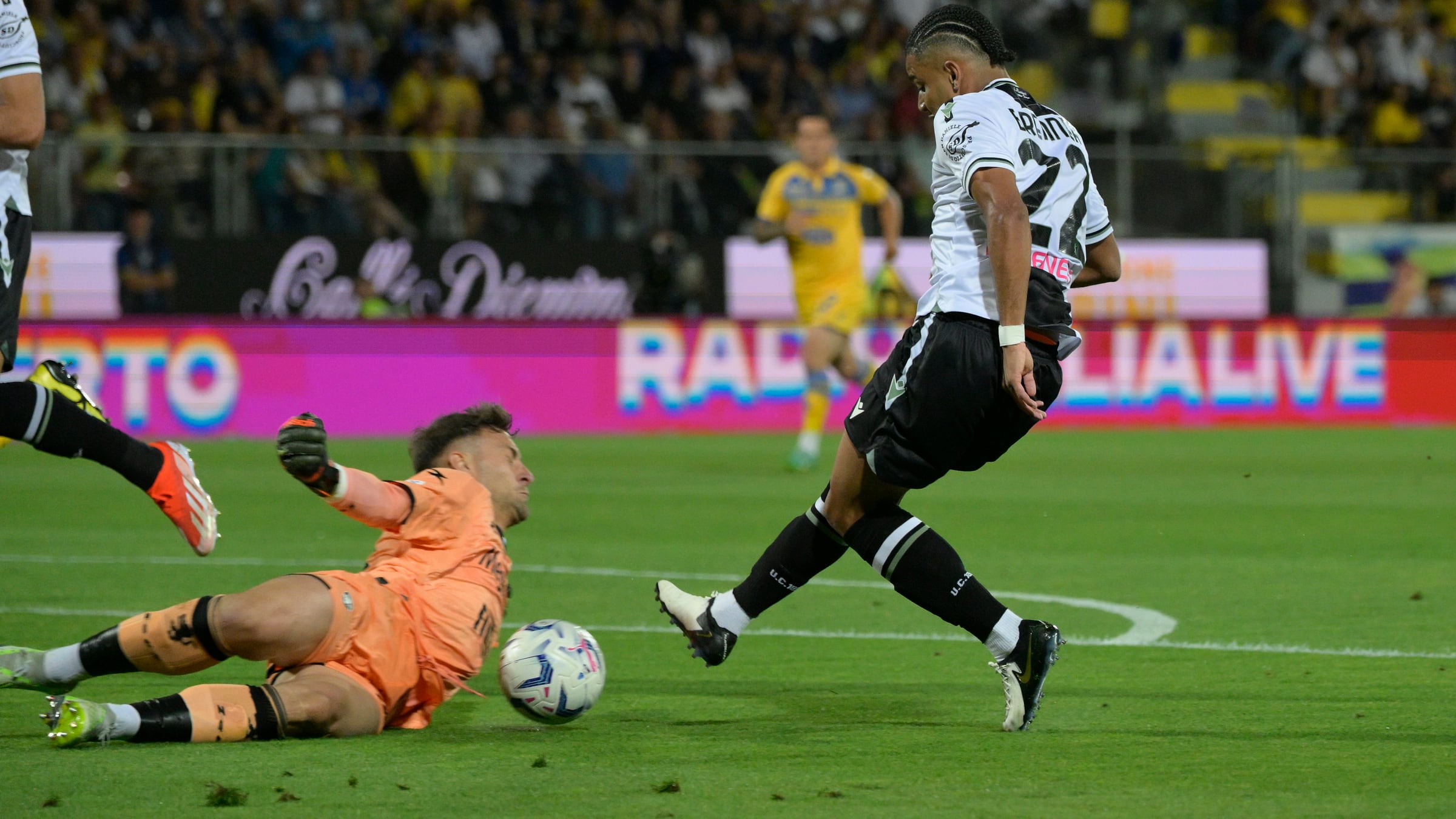 L'Udinese passa allo Stirpe ed è salva. Un gol di Davis condanna il Frosinone alla B