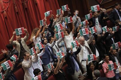 Bagarre alla Camera: dal M5S proteste, insulti e sfottò 6