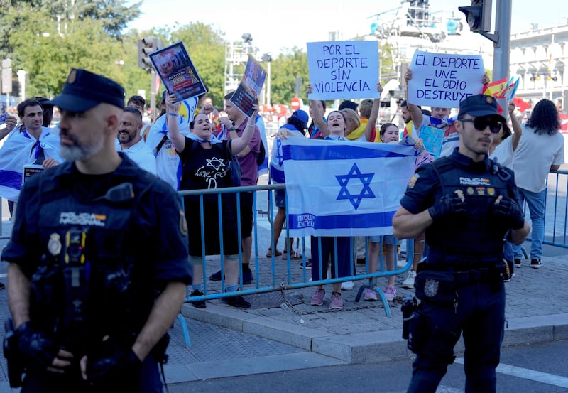 Proteste pro Palestina alla Vuelta, tensioni e cariche: ecco le immagini degli scontri di Madrid 16